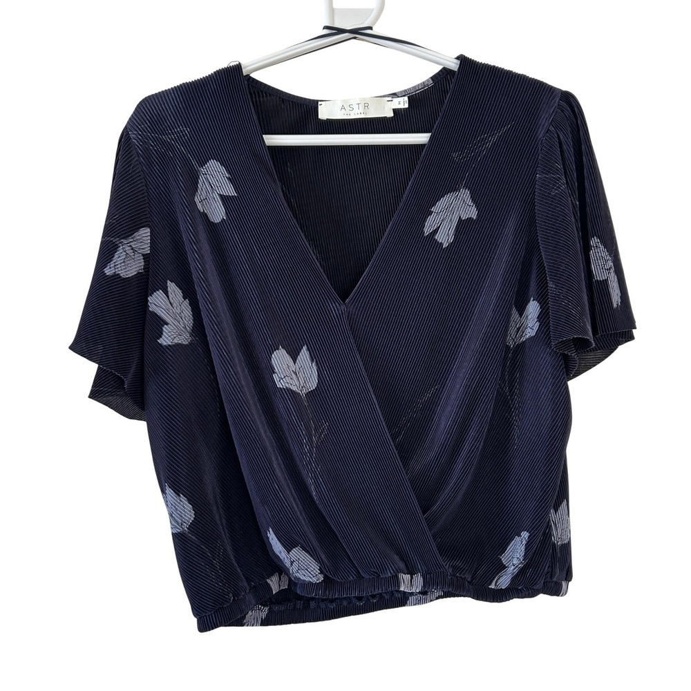 ASTR The Label Navy Blue Floral Pleated Surplice Wrap Top M - Picture 2 of 10